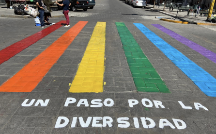 Pasos peatonales pintados por la comunidad LBGTQ+ en Fresnillo, Zacatecas.